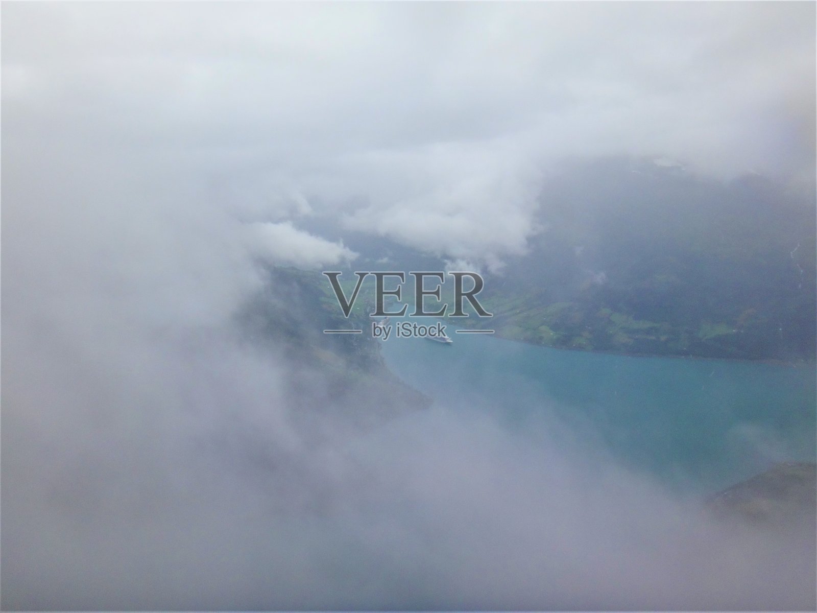 壮观的鸟瞰图超现实的绿松石水，山谷，山脉和浓雾在挪威奥尔登照片摄影图片