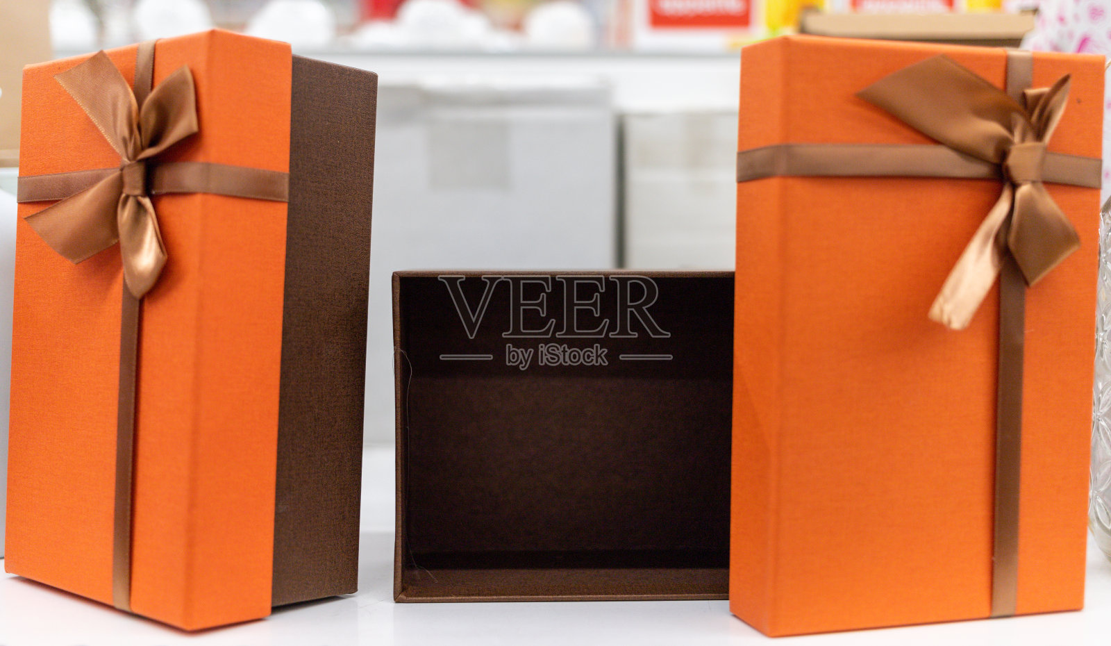 柜台上有很多不同馅料和配料的小圆面包照片摄影图片