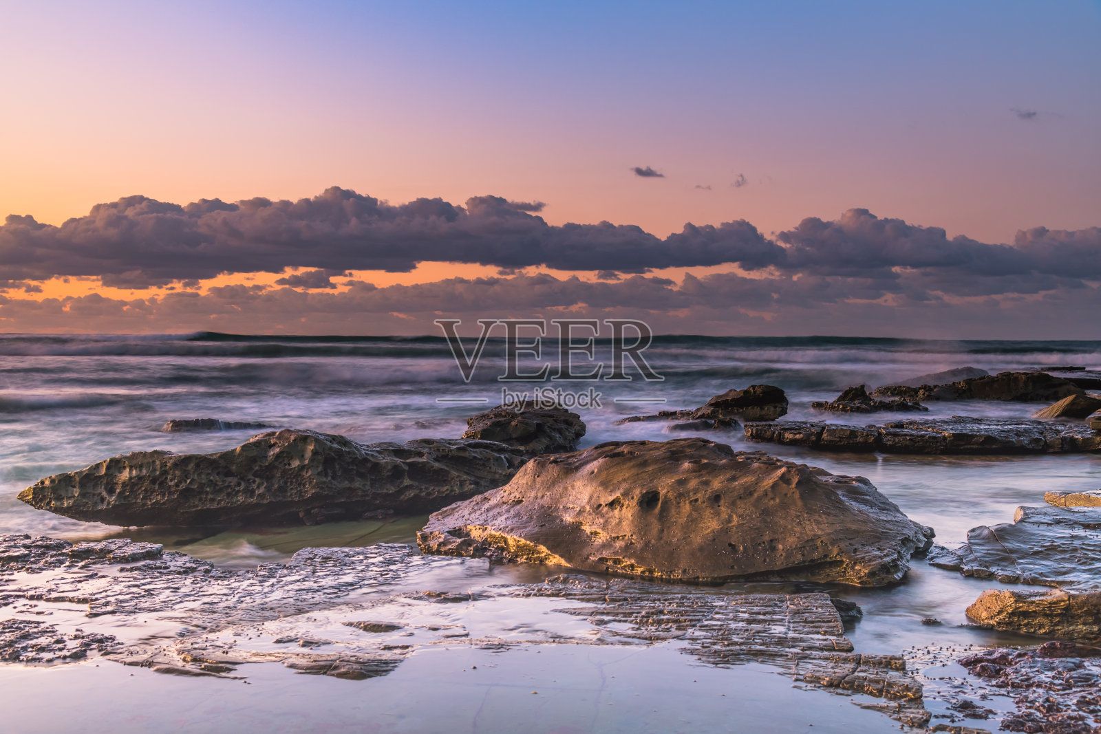 日出海景与岩石和低云岸照片摄影图片