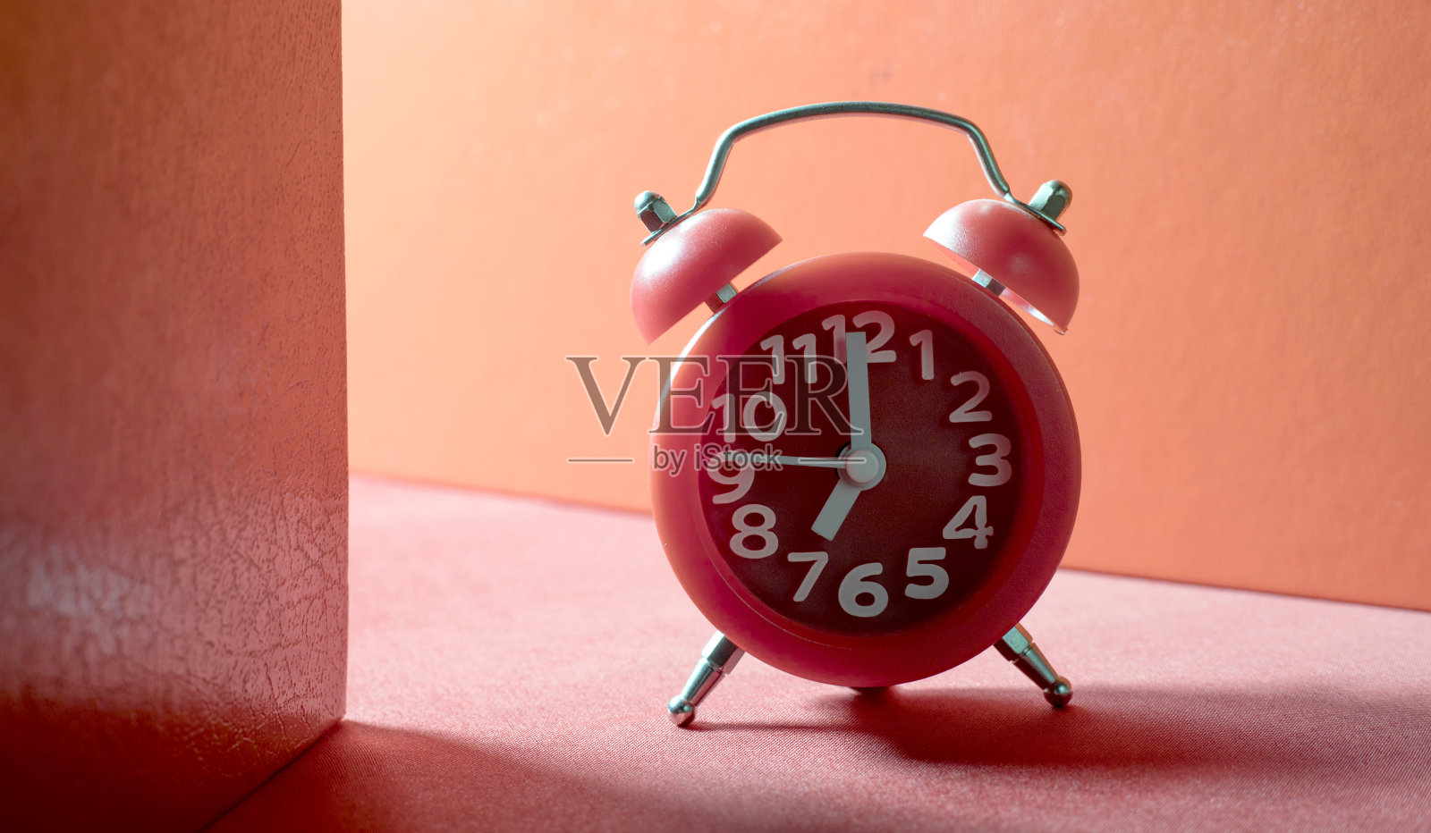 红色模拟闹钟在红色地面上照片摄影图片