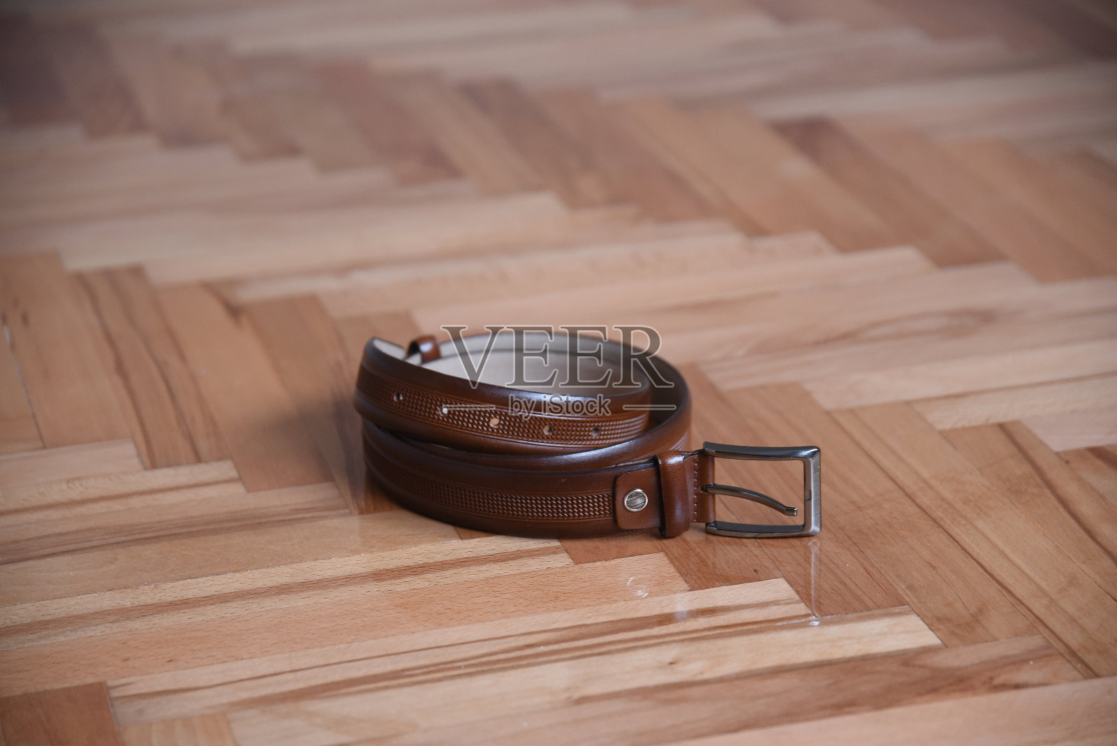 棕色皮带上的棕色镶木地板照片摄影图片