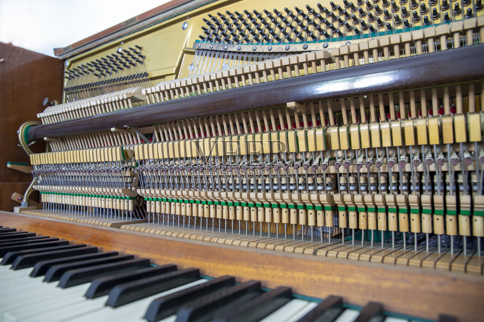 一架旧钢琴。照片摄影图片