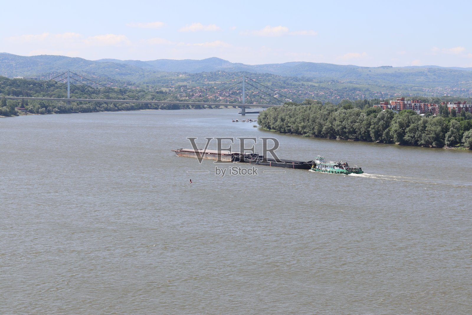 多瑙河和拖船照片摄影图片