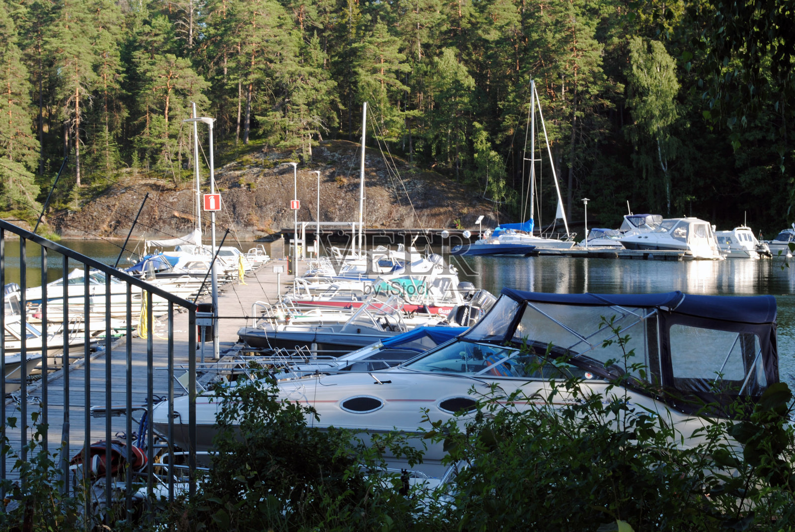 岛上的混合小船照片摄影图片