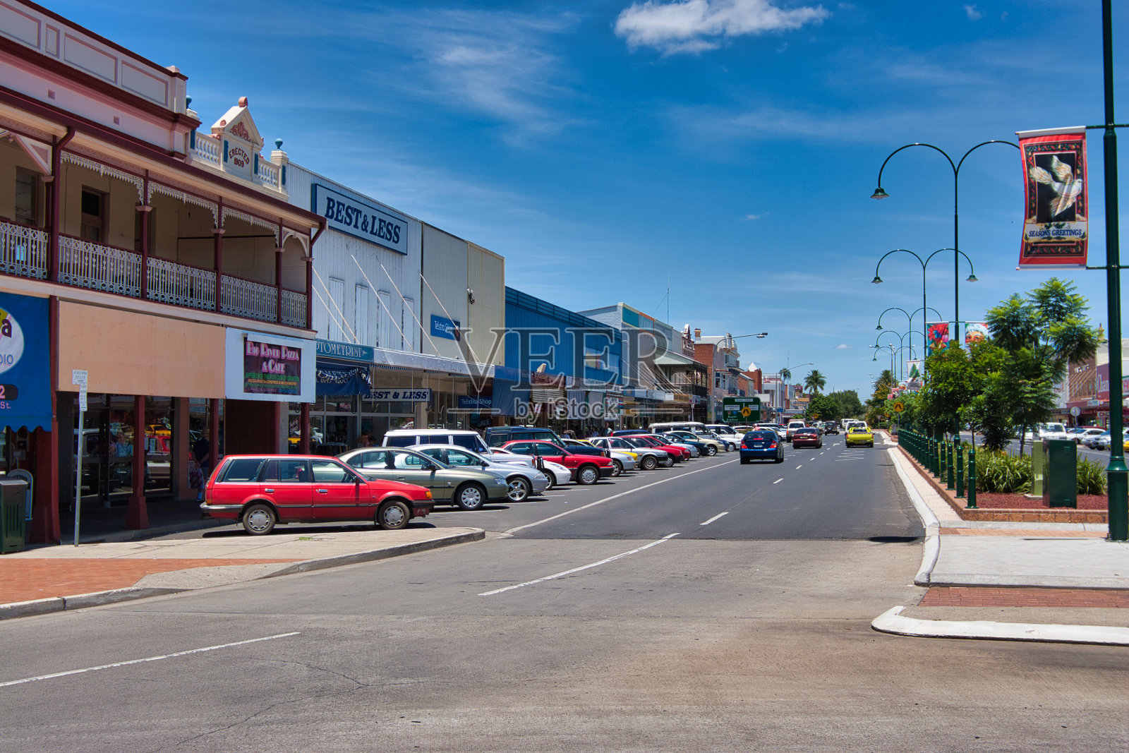 俯瞰格拉夫顿大街上的交通和停着的汽车照片摄影图片