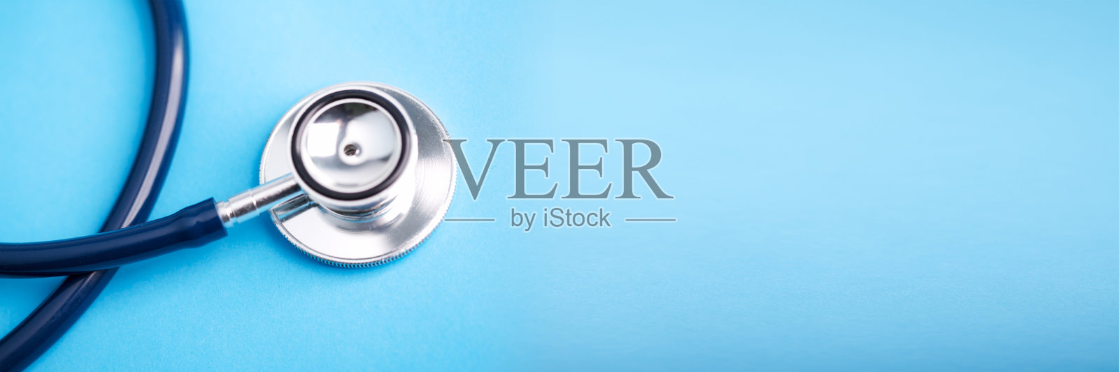 蓝色背景听诊器照片摄影图片