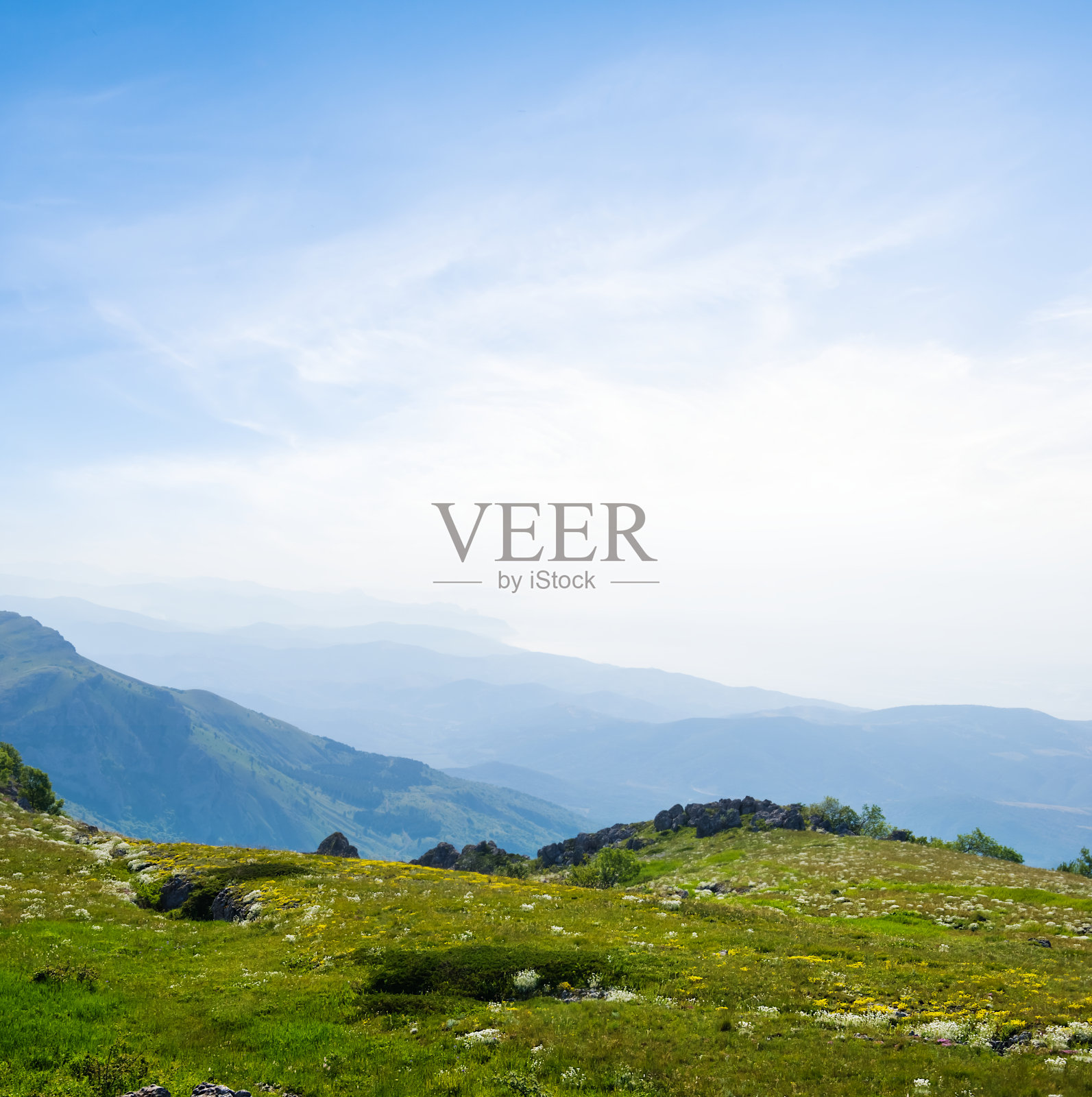 清晨的山谷中弥漫着蓝色的薄雾，户外旅游的景象照片摄影图片