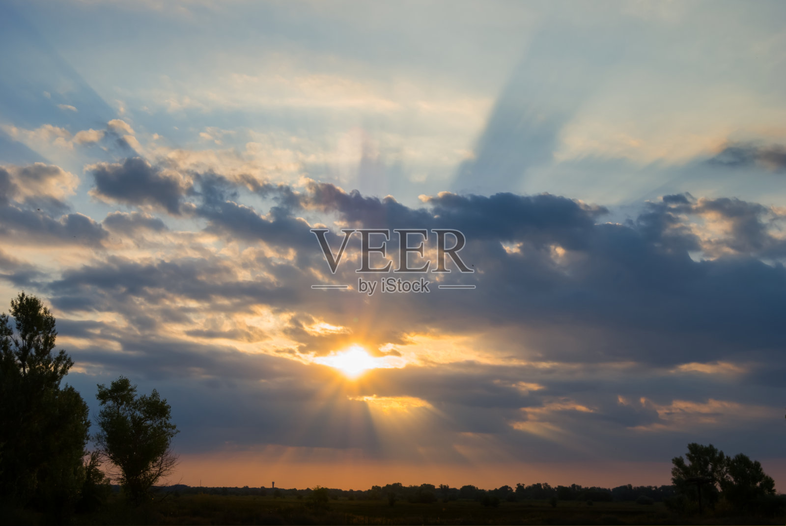 戏剧性的日落在草原上，夏季户外傍晚的背景照片摄影图片
