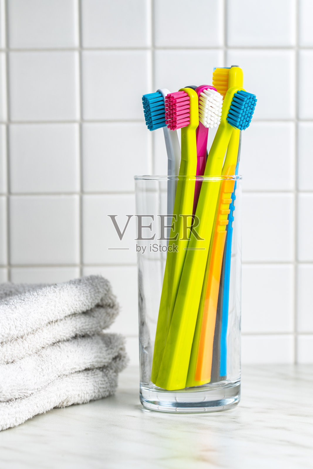 各种五颜六色的牙刷。照片摄影图片