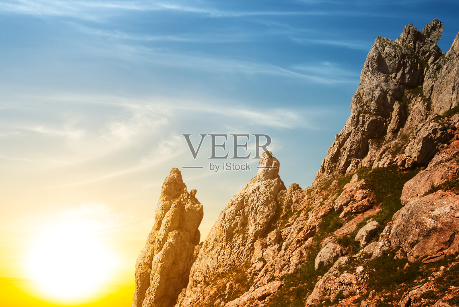 落基山斜坡上有一抹晚霞，山上有夕阳的背景照片摄影图片