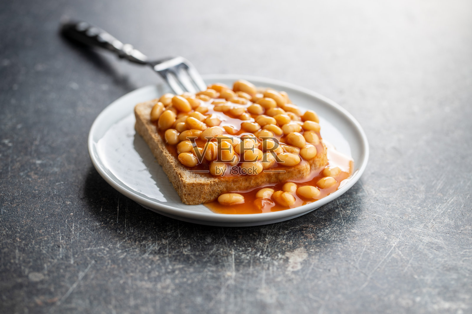 烤面包配烤豆。照片摄影图片