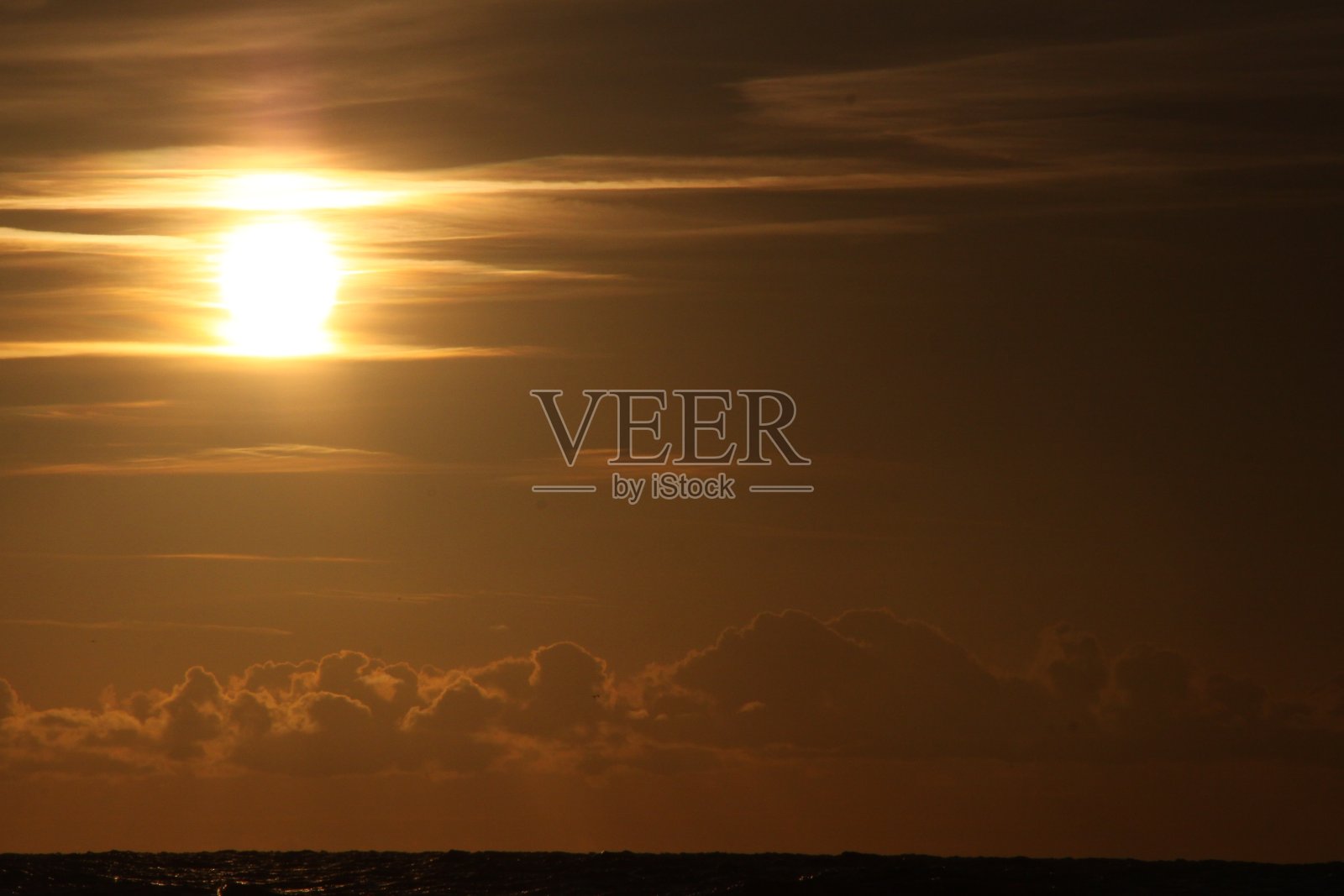 比利时海岸美丽的彩色日落。照片摄影图片