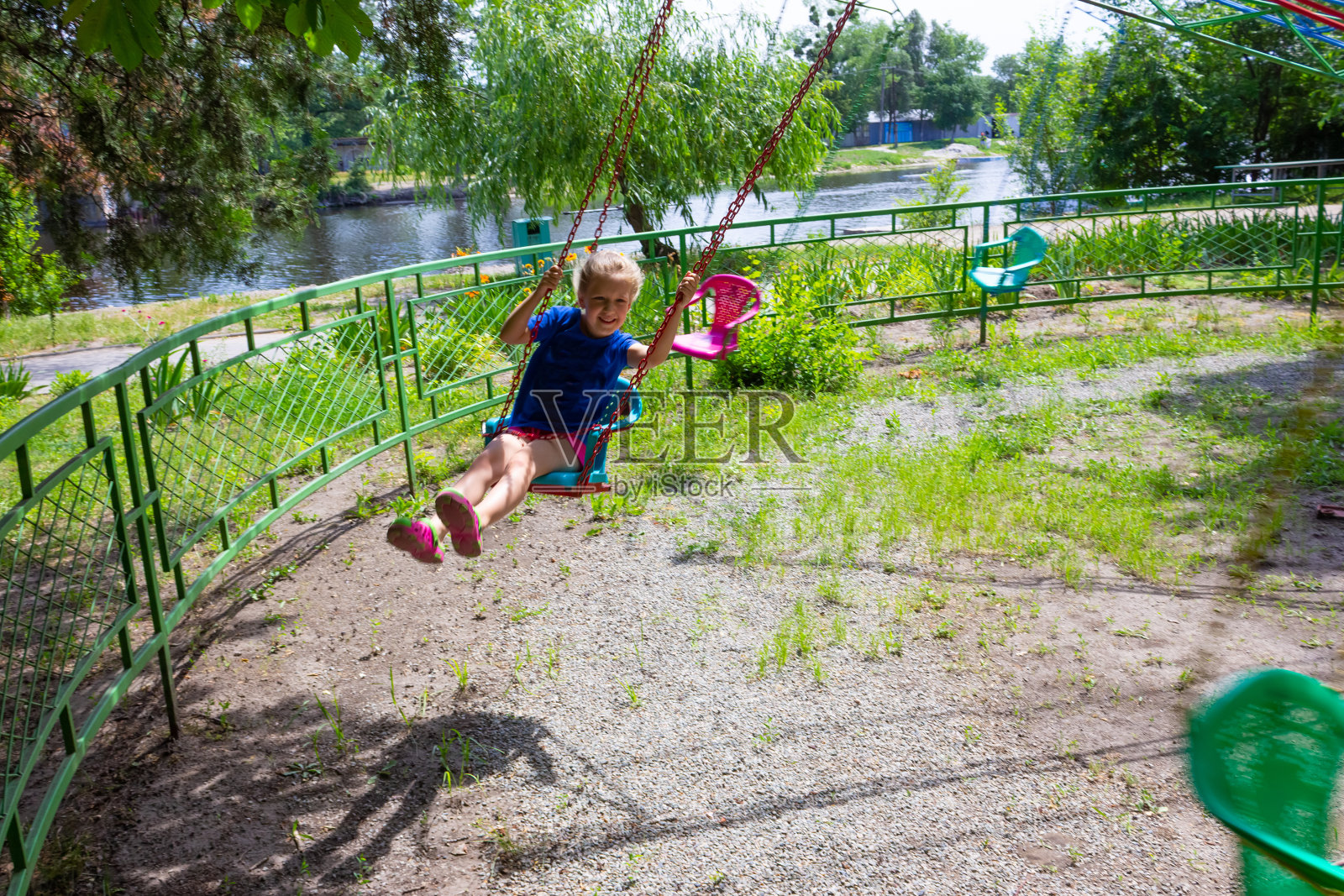 夏天的概念。女孩在公园玩得开心照片摄影图片
