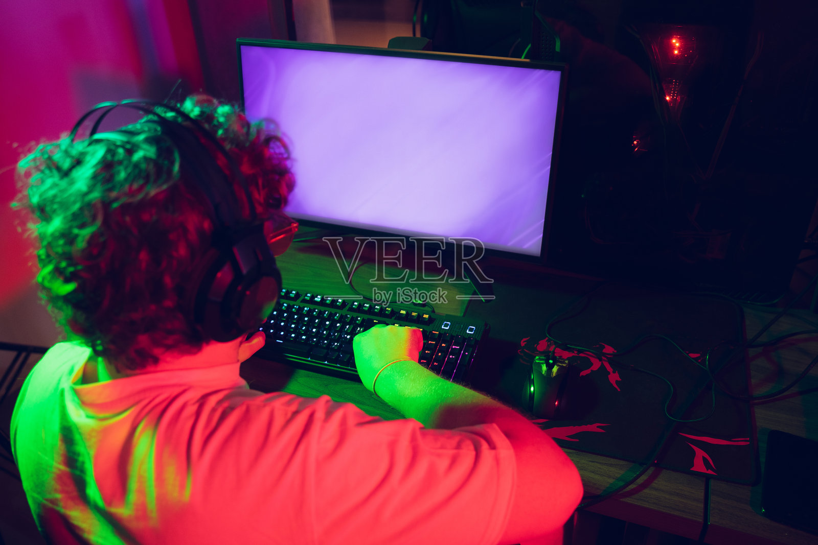 网络运动。全身心投入的职业网际运动选手进行重要比赛照片摄影图片