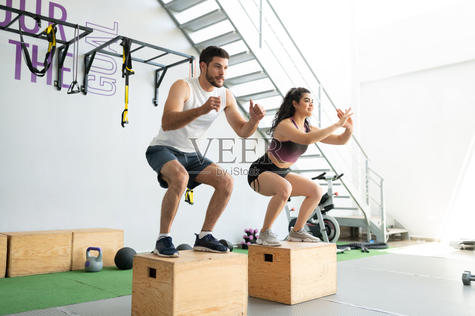 运动夫妇在健身俱乐部锻炼照片摄影图片