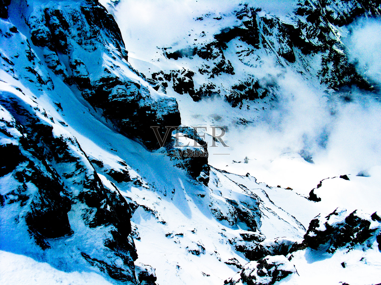 瑞士铁力斯山冰雪覆盖的山坡照片摄影图片