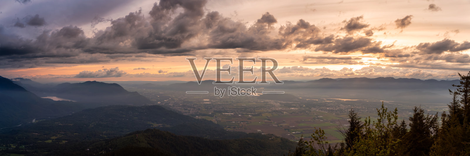 彩色多云日落期间弗雷泽河谷的美丽全景照片摄影图片