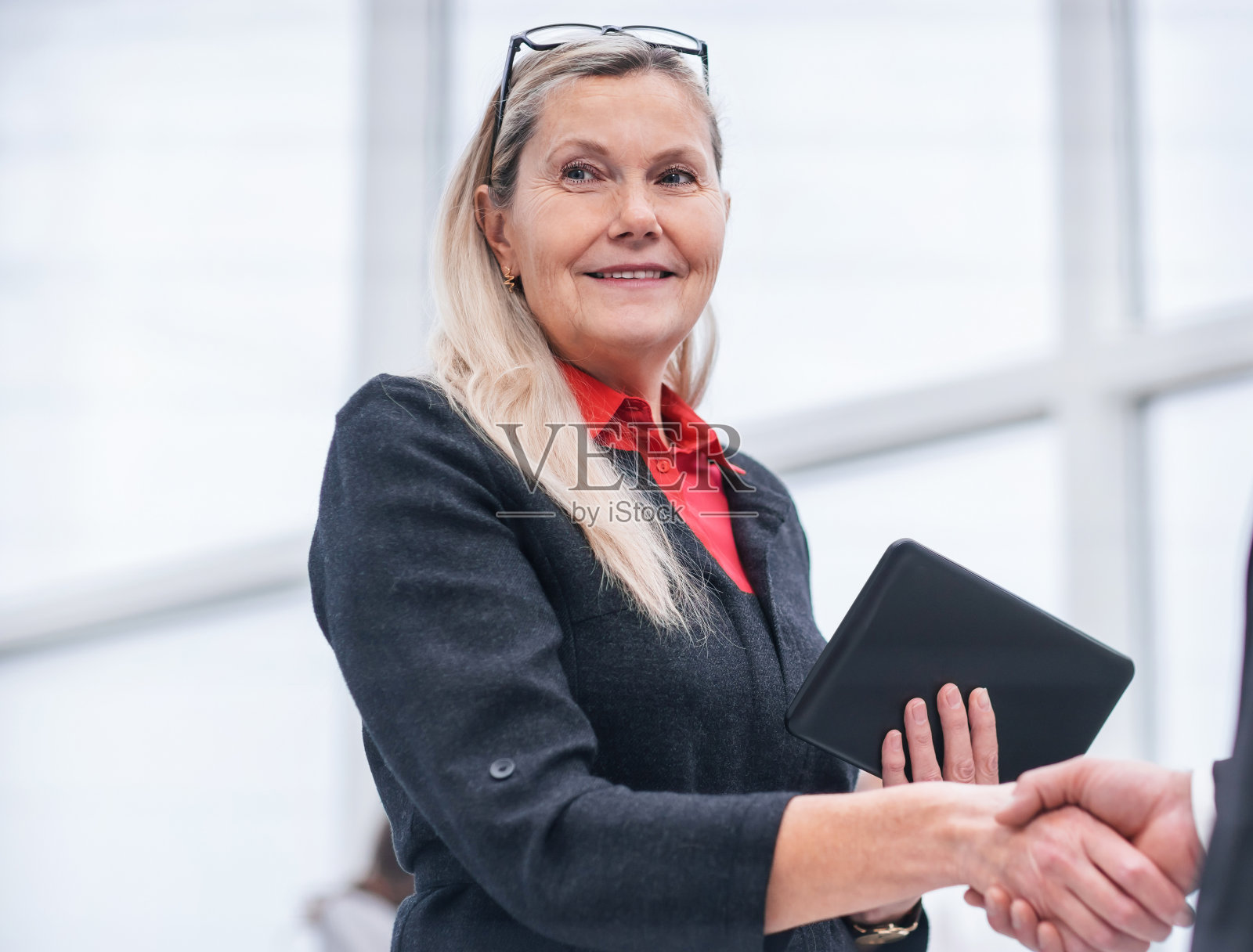 女经理正在办公室会见客户照片摄影图片
