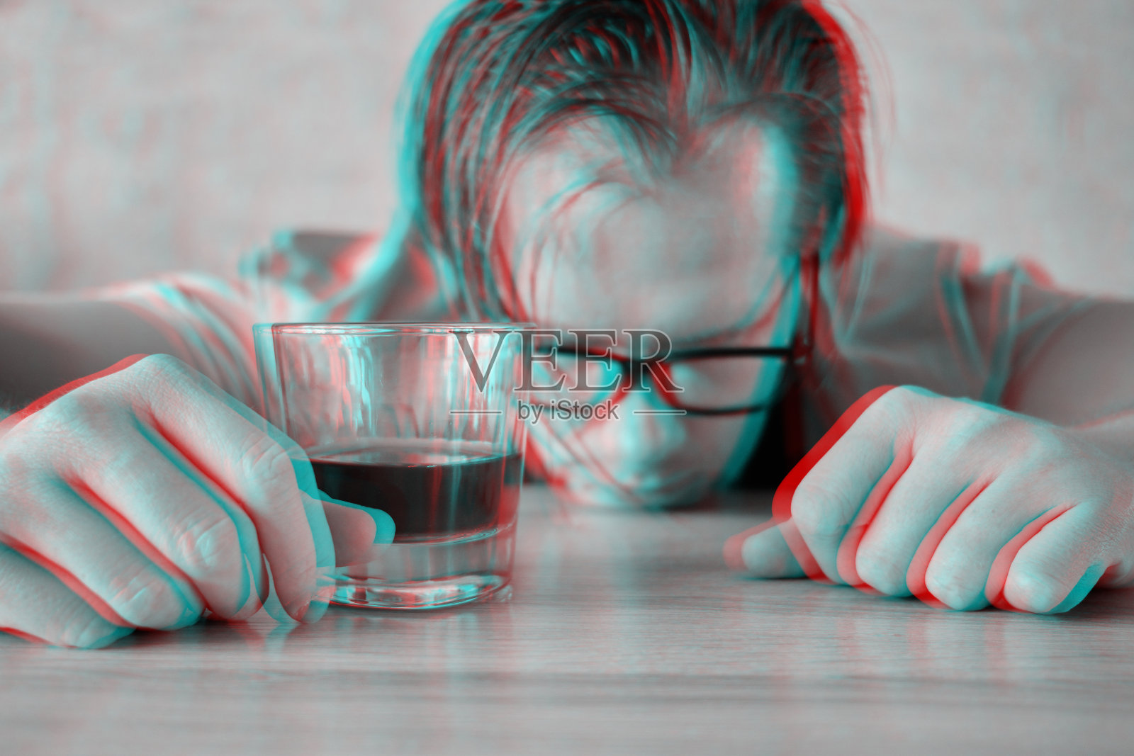 戴眼镜的醉酒男人睡在桌子上，黑白照片的故障效果照片摄影图片