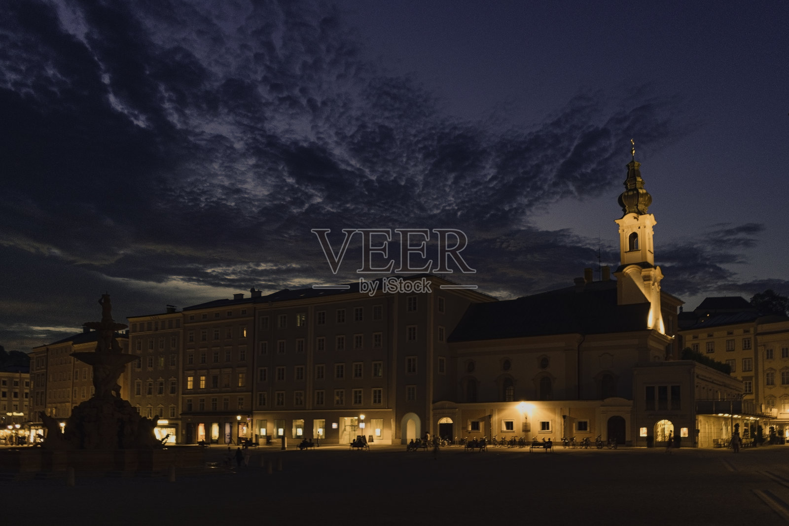 晚上在萨尔斯堡照片摄影图片