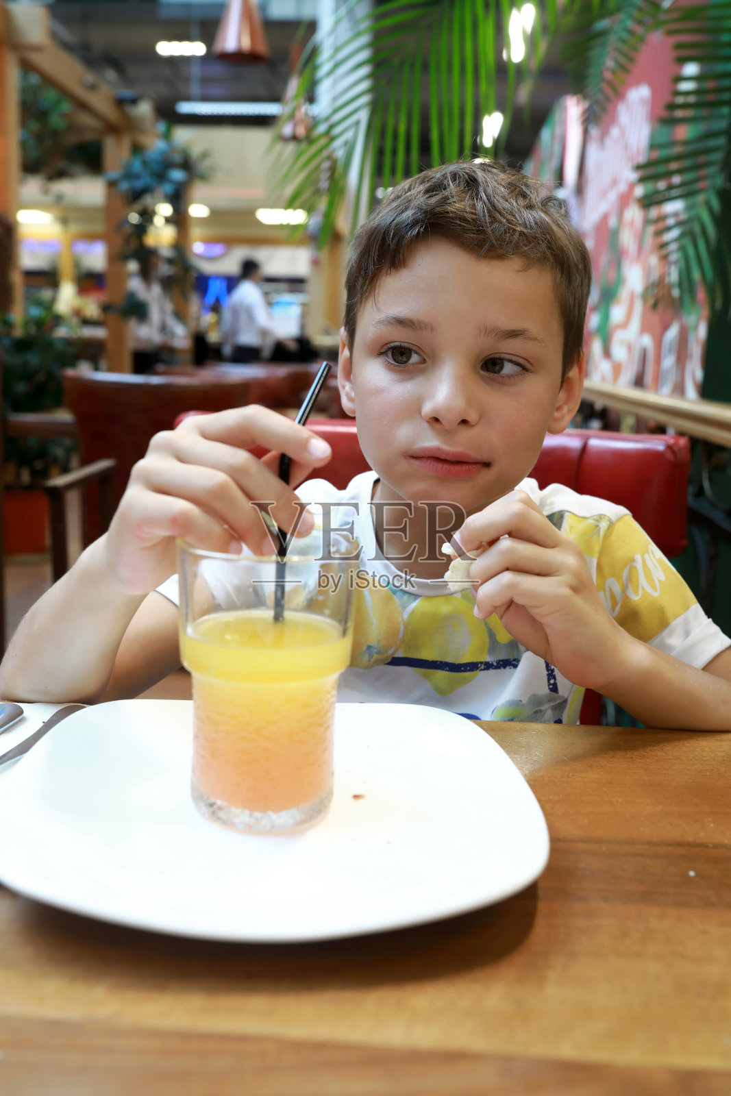 男孩在餐厅喝柠檬水照片摄影图片