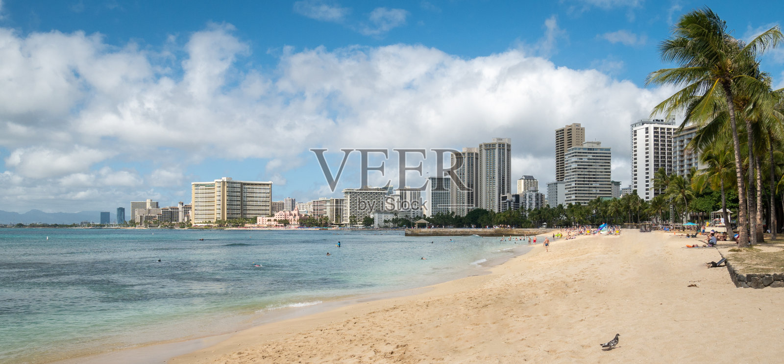 繁忙的沙滩上有酒店和度假村照片摄影图片