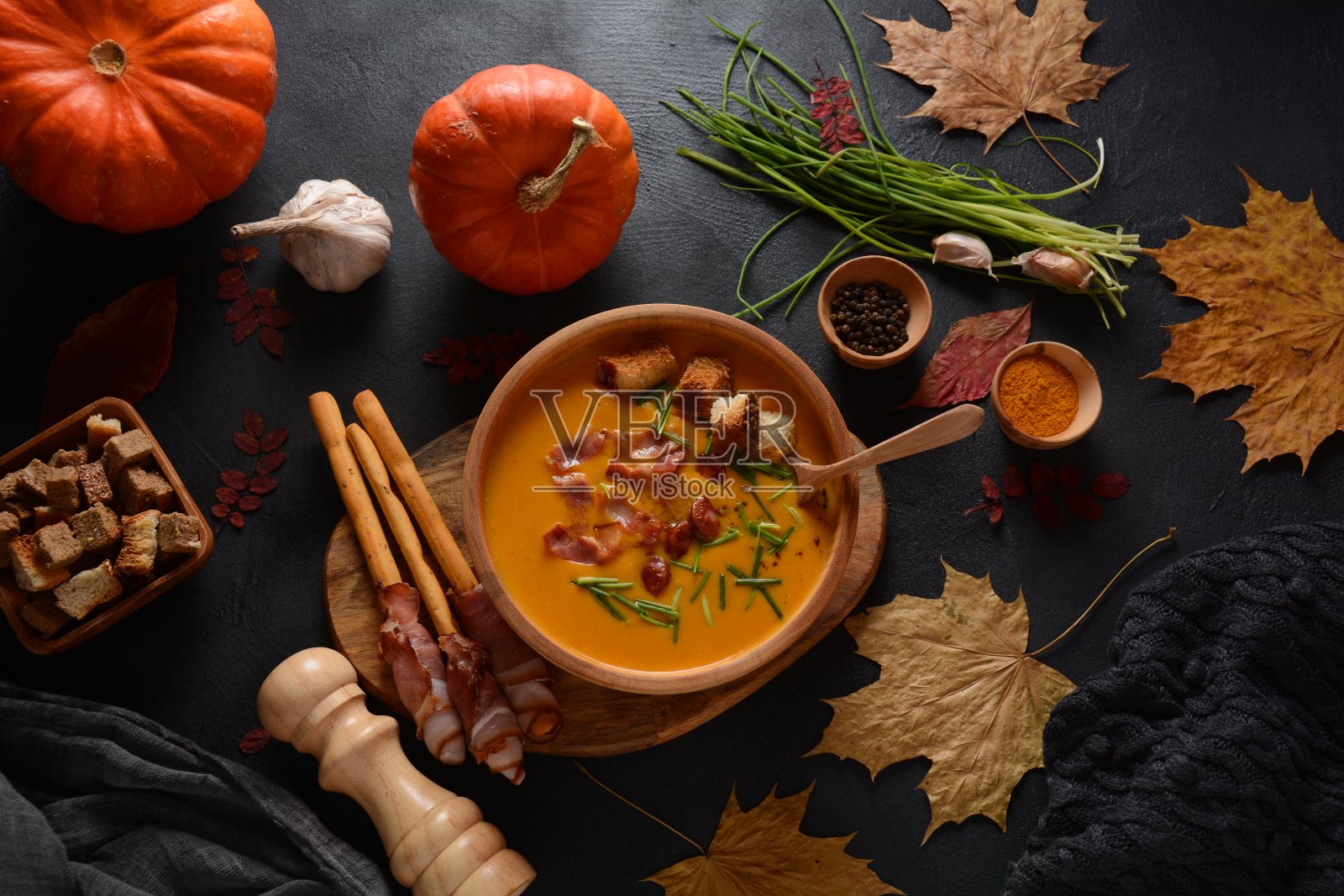 奶油南瓜和红薯汤照片摄影图片