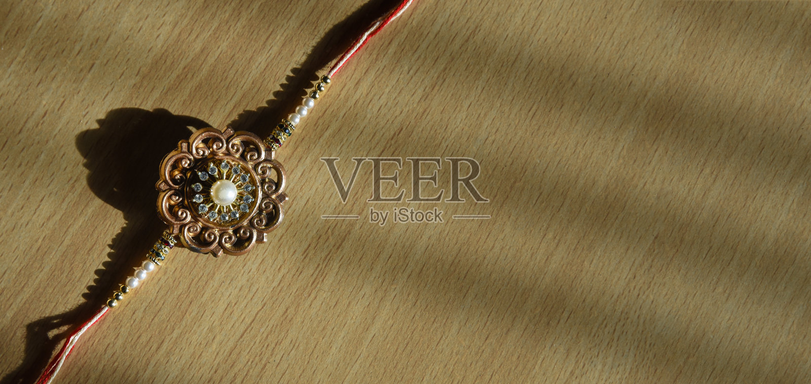 Raksha bandhan rakhi, rakhi。印度节日:Raksha Bandhan背景与优雅的Rakhi，米粒和Kumkum。照片摄影图片