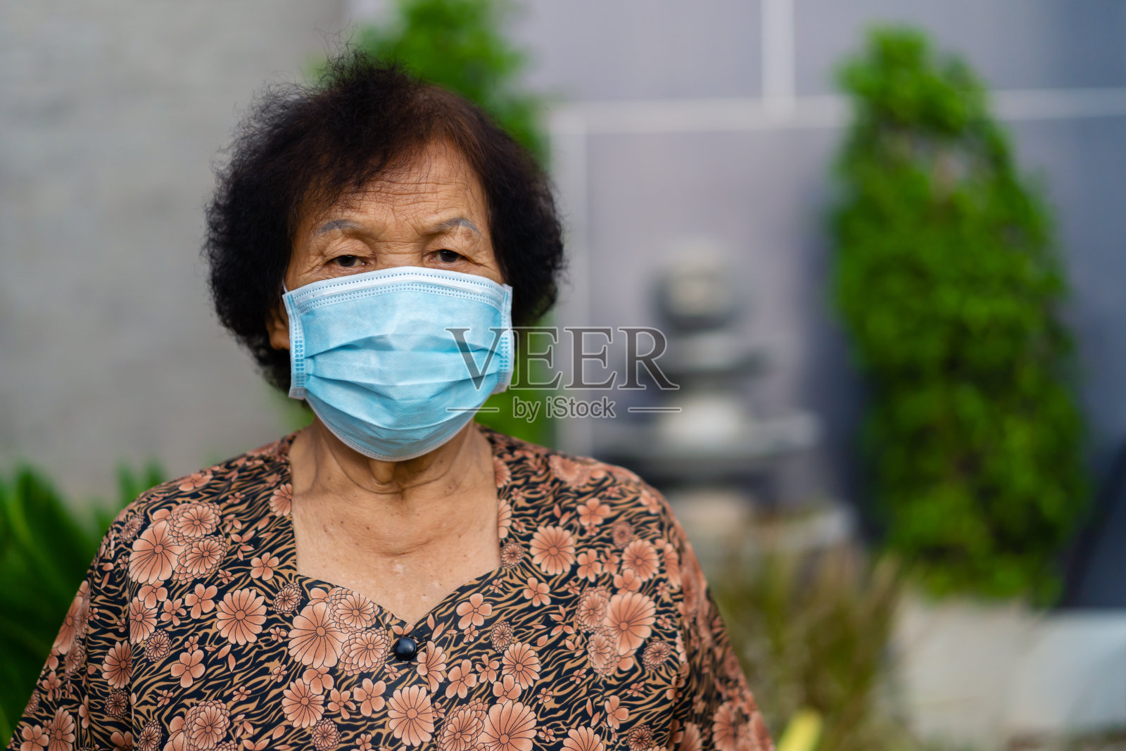 年长妇女医用口罩(外科口罩)，冠状病毒防护照片摄影图片