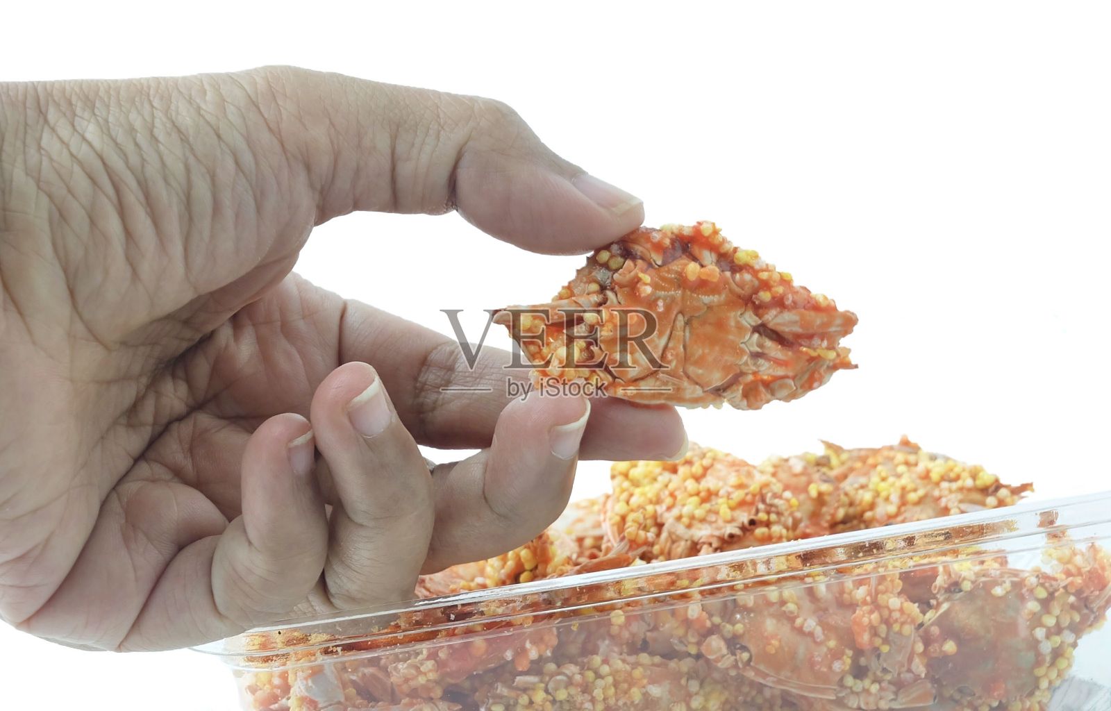 手捧香酥小蟹照片摄影图片