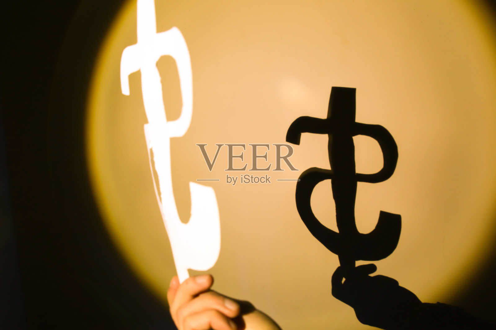 聚光灯下的美元符号。货币的概念。花钱。照片摄影图片