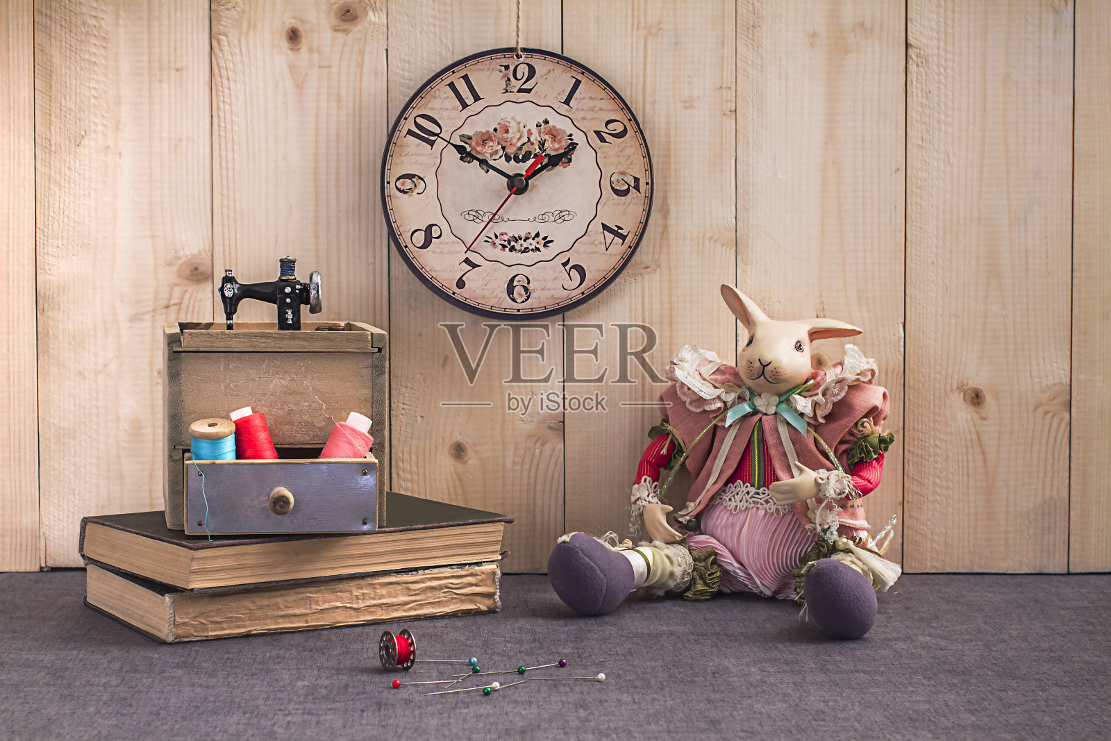 用于在木制背景上缝纫的构图。照片摄影图片