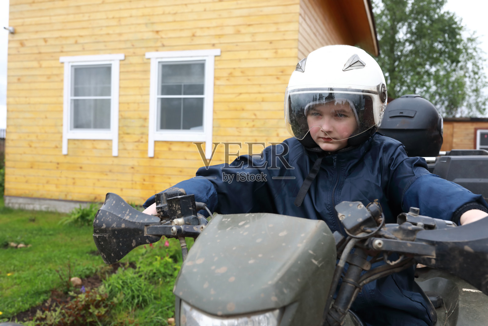 孩子坐在四轮自行车上照片摄影图片