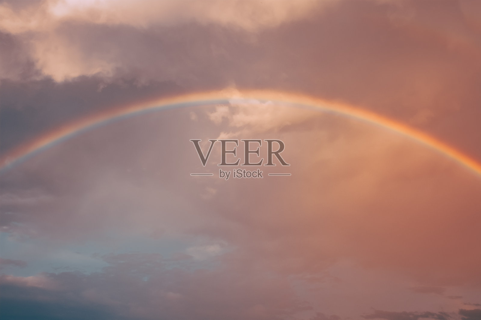 彩虹在光滑的粉红色天空照片摄影图片