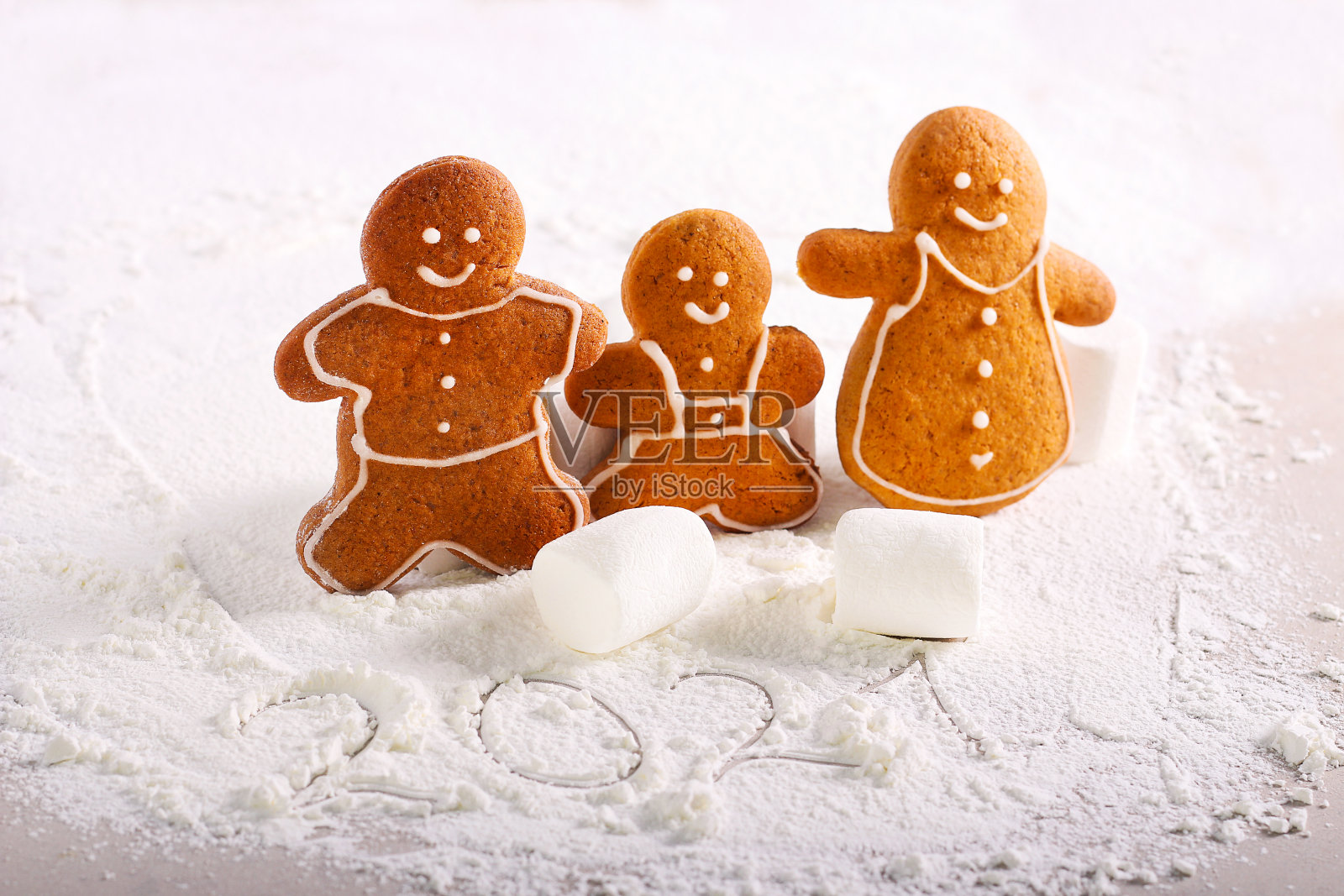 姜饼家庭饼干上的糖霜照片摄影图片