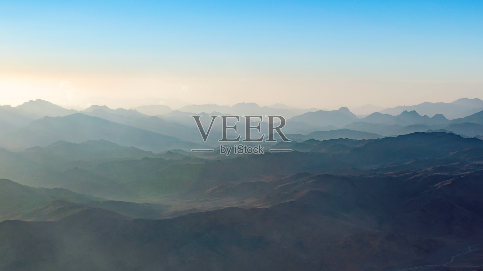 日出山峰剪影照片摄影图片