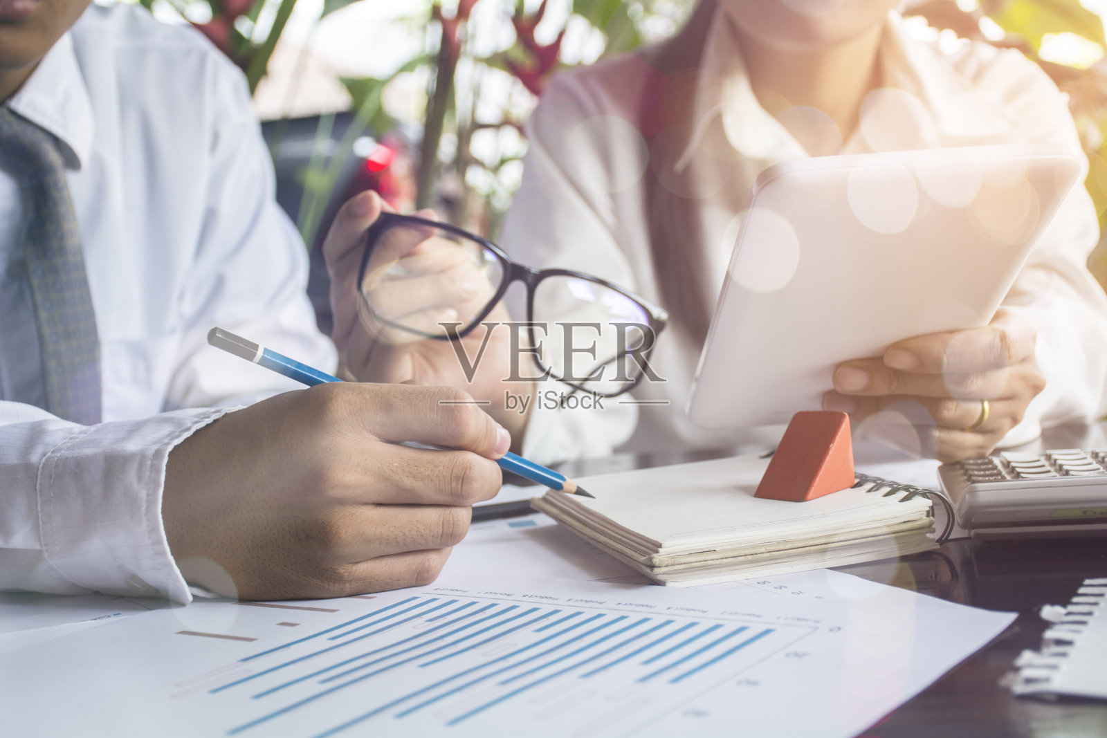 在会议讨论中，男性的手指着商业文件的图像照片摄影图片