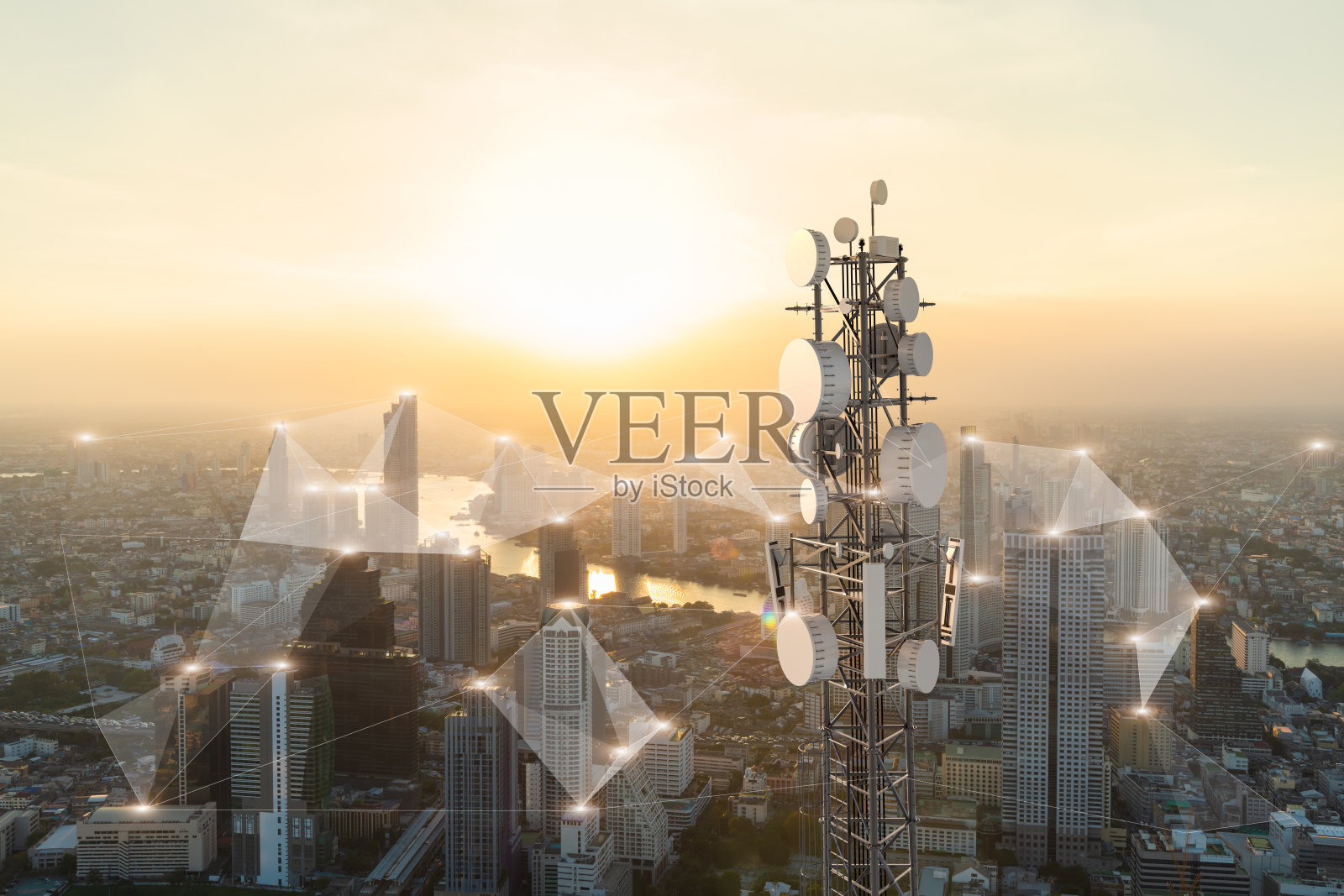 城市背景电信塔，5G蜂窝网络天线照片摄影图片