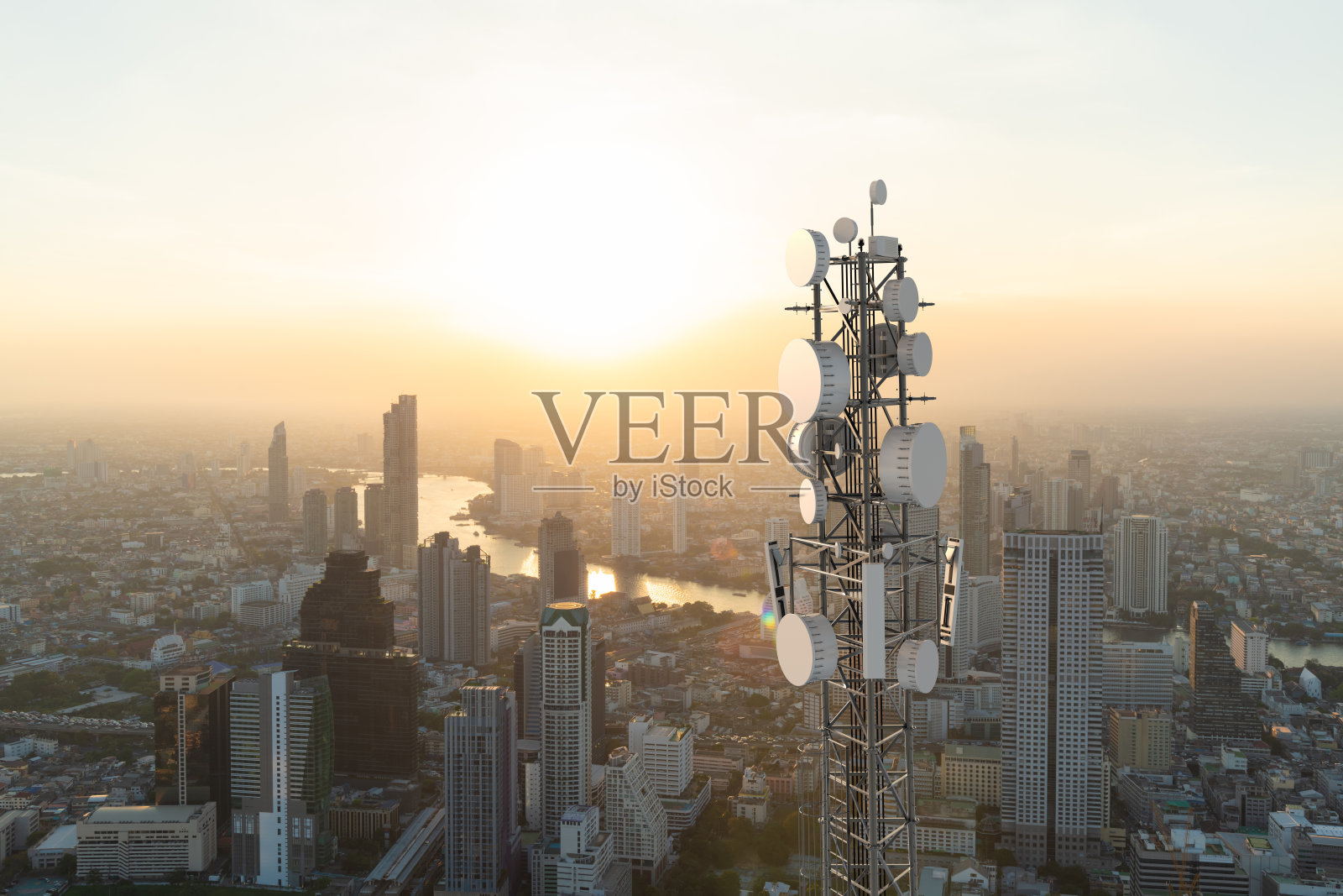 城市背景电信塔，5G蜂窝网络天线照片摄影图片