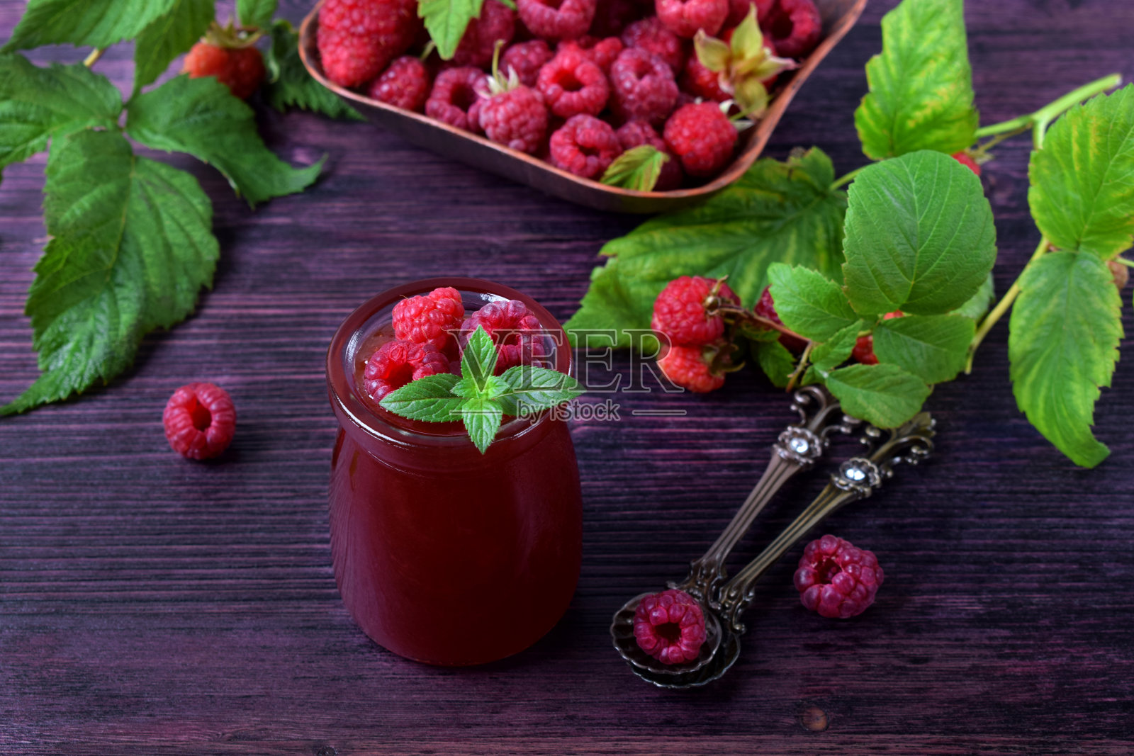 玻璃罐中的覆盆子果酱照片摄影图片