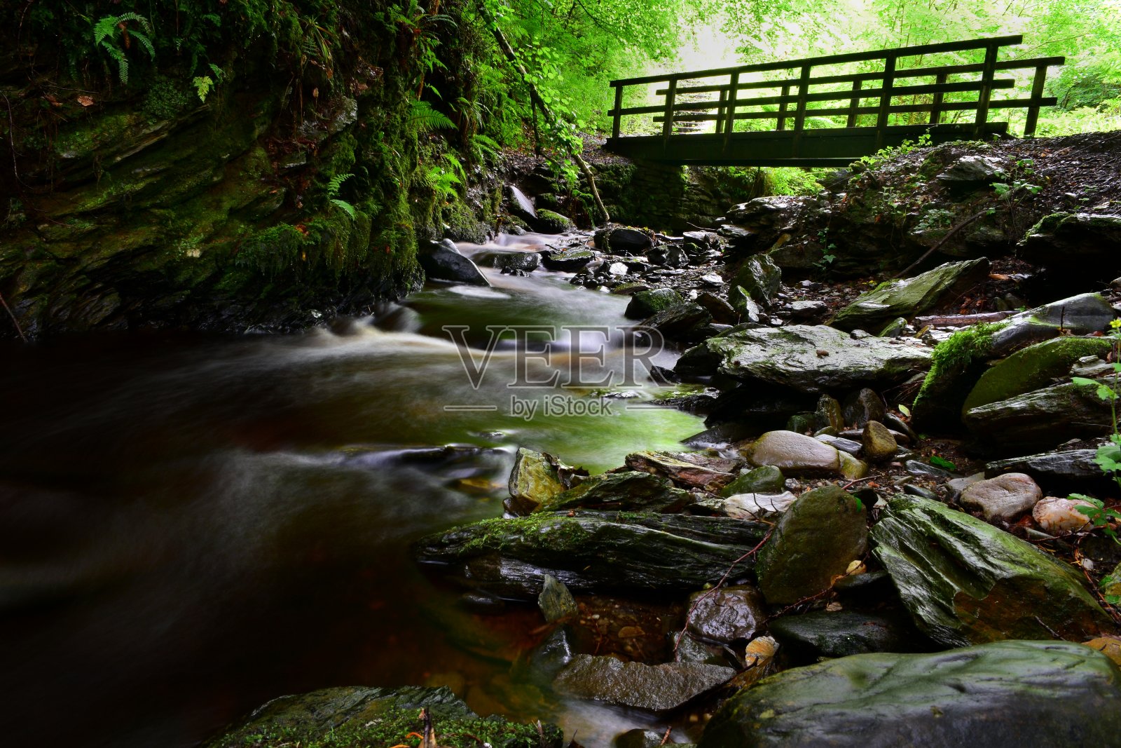 位于北爱尔兰穆夫德里河上的桥照片摄影图片