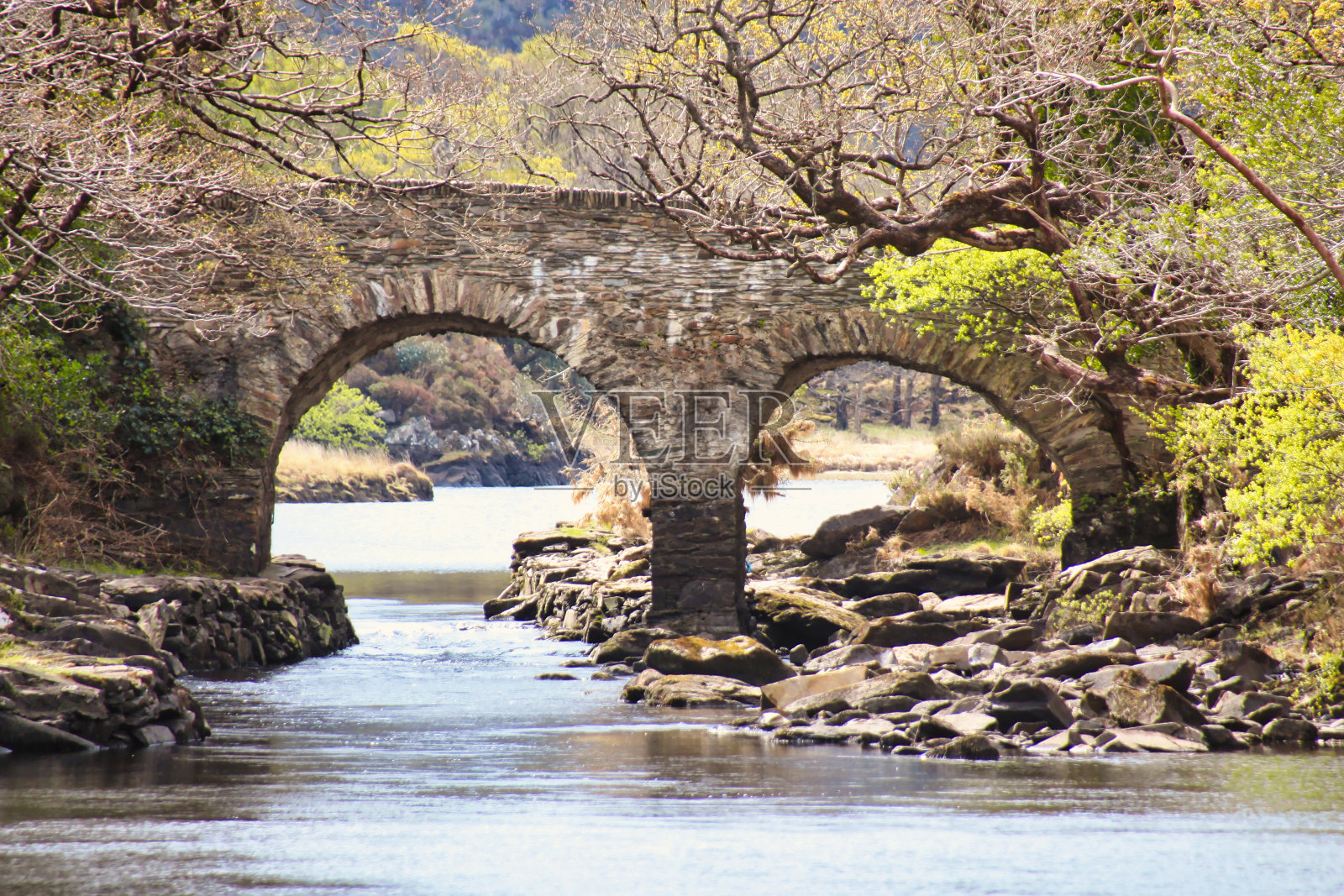 桥在混乱的水面上照片摄影图片