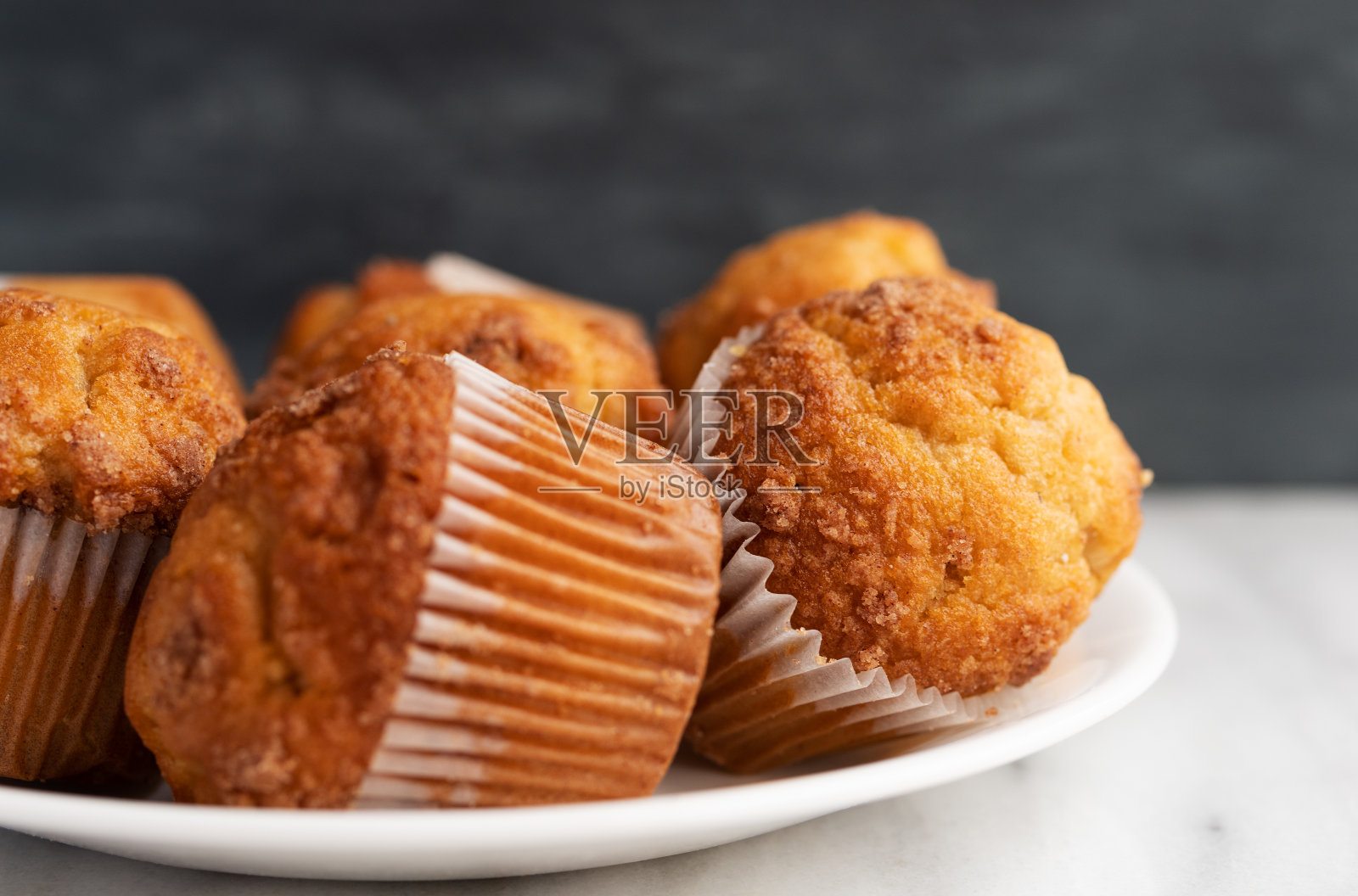 白色盘子上的香蕉松饼照片摄影图片