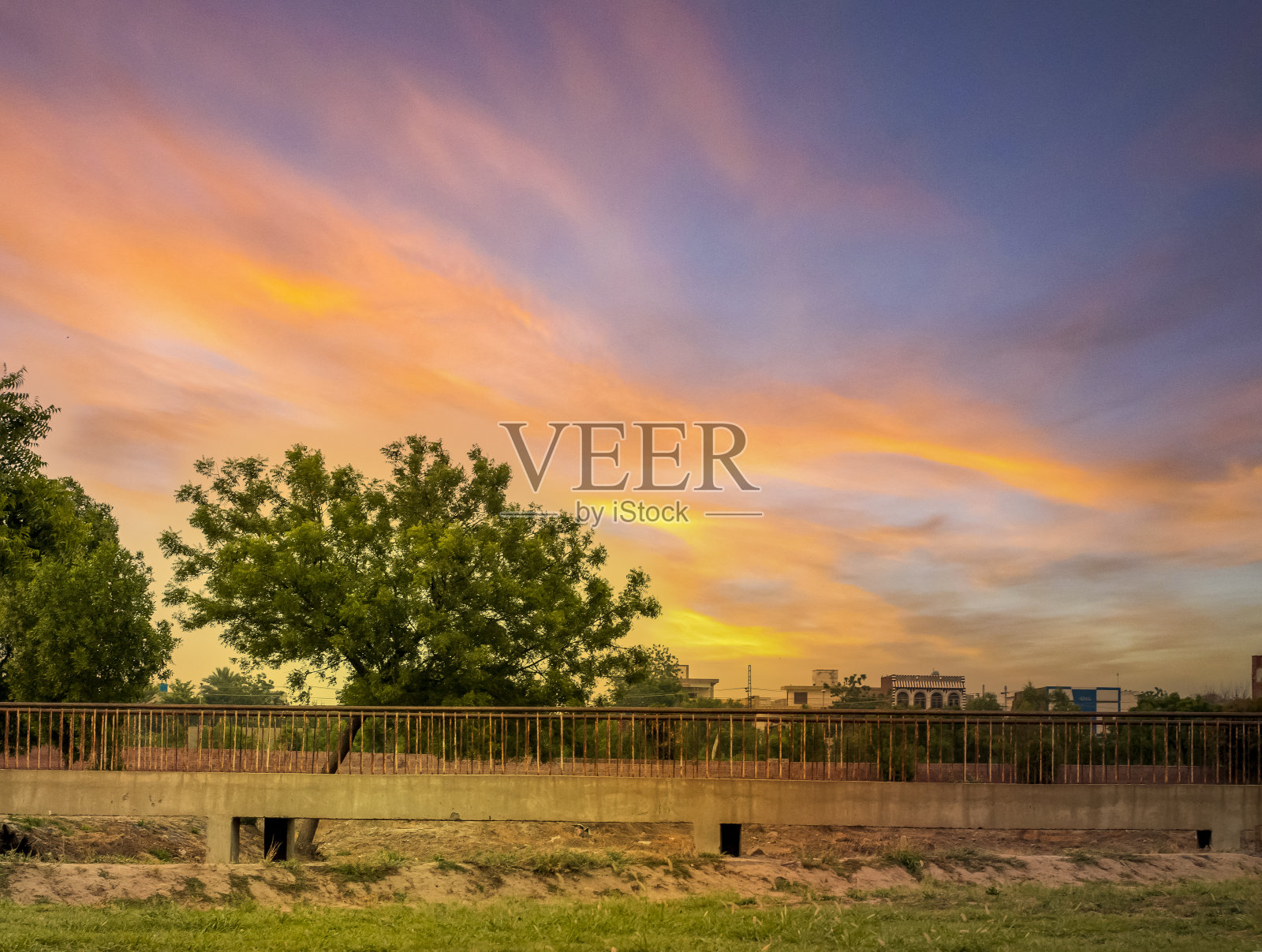 费萨拉巴德卡里姆沙希德公园浪漫而可爱的日落照片摄影图片