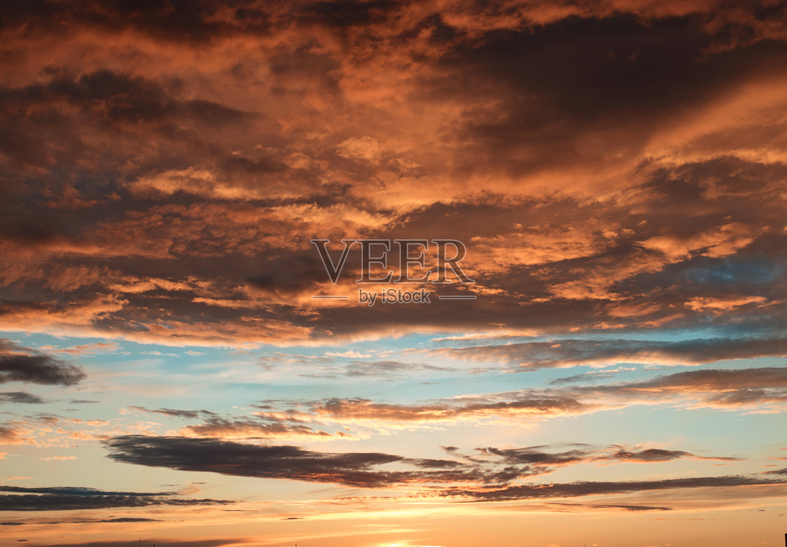 美丽戏剧性的傍晚日落。大自然的美丽照片摄影图片