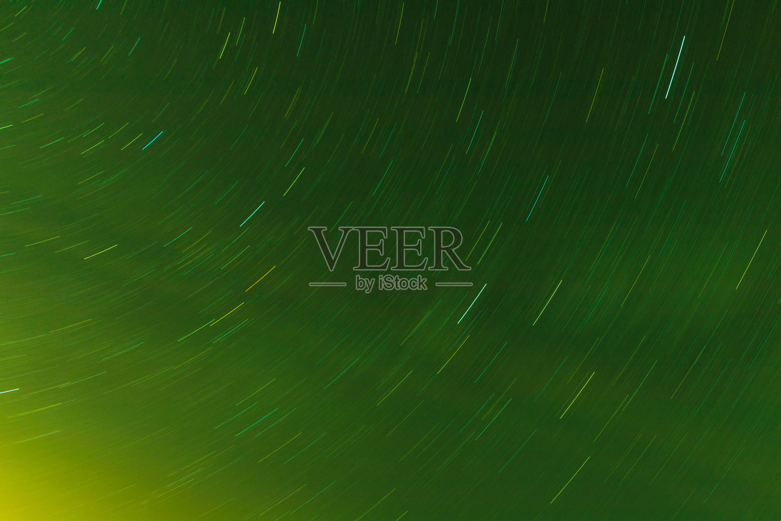 背景圆形或圆形的星迹或轨道上的绿色晴朗的夜空象征着空间宇宙浩瀚