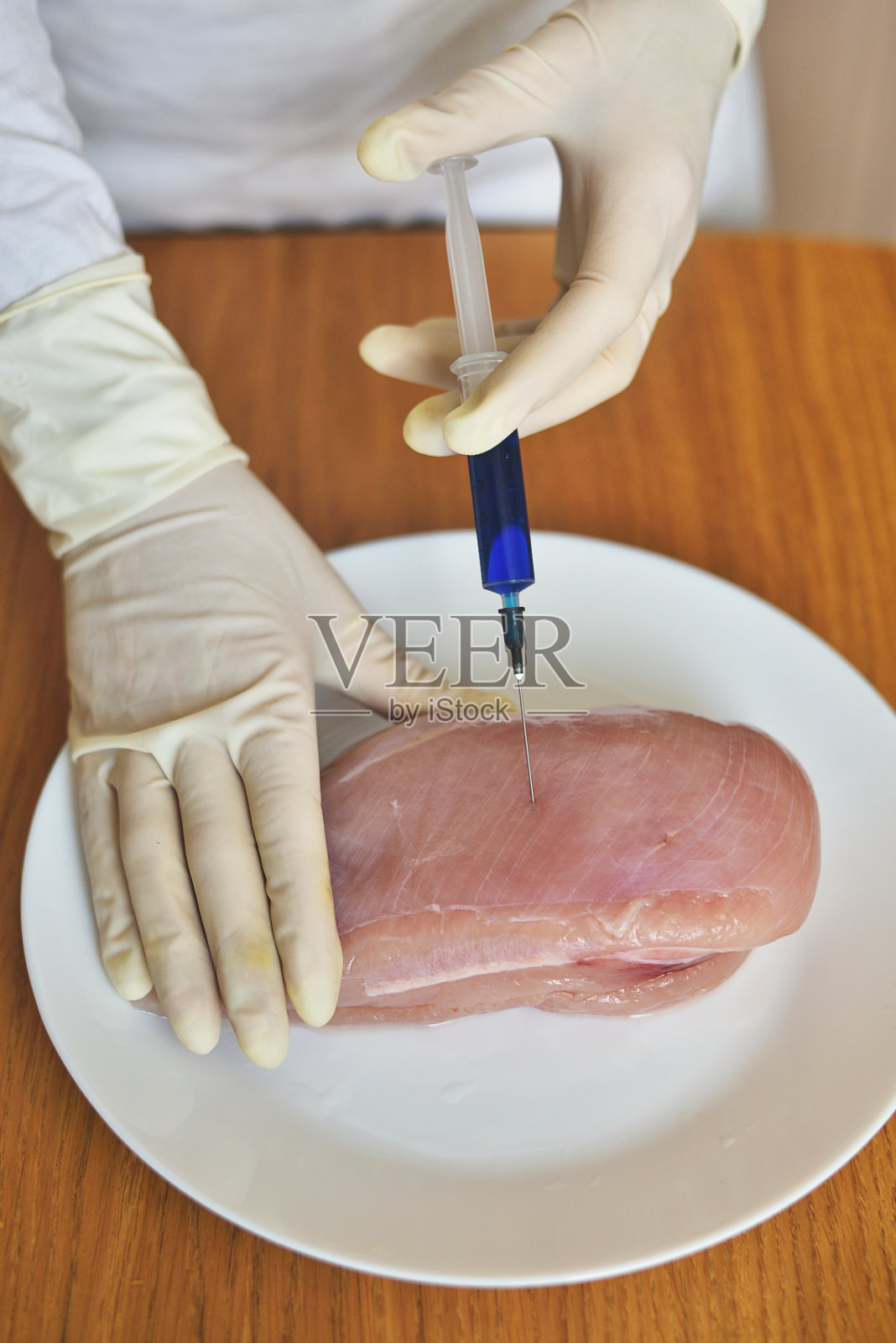 食品科学家注射生鸡肉。科学实验室照片摄影图片