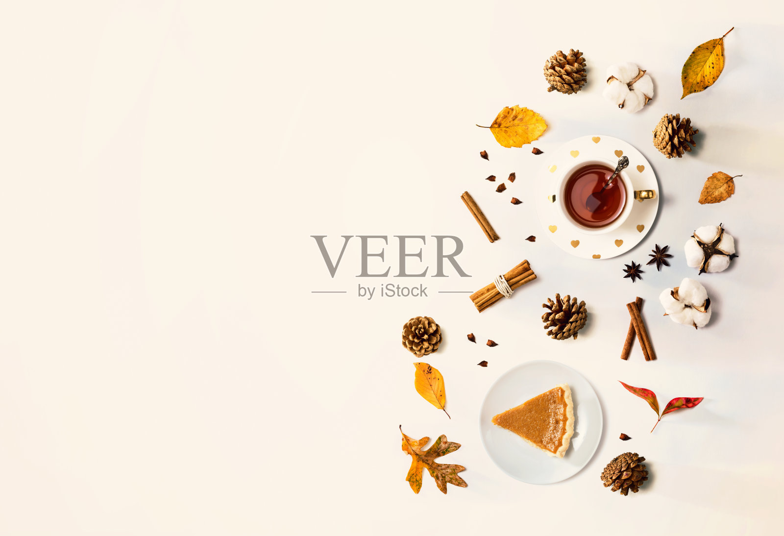 南瓜派配肉桂茶照片摄影图片