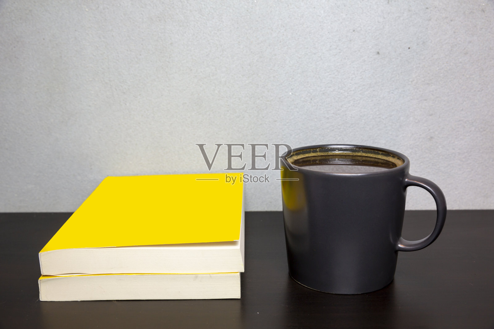 咖啡杯和书放在木桌上照片摄影图片