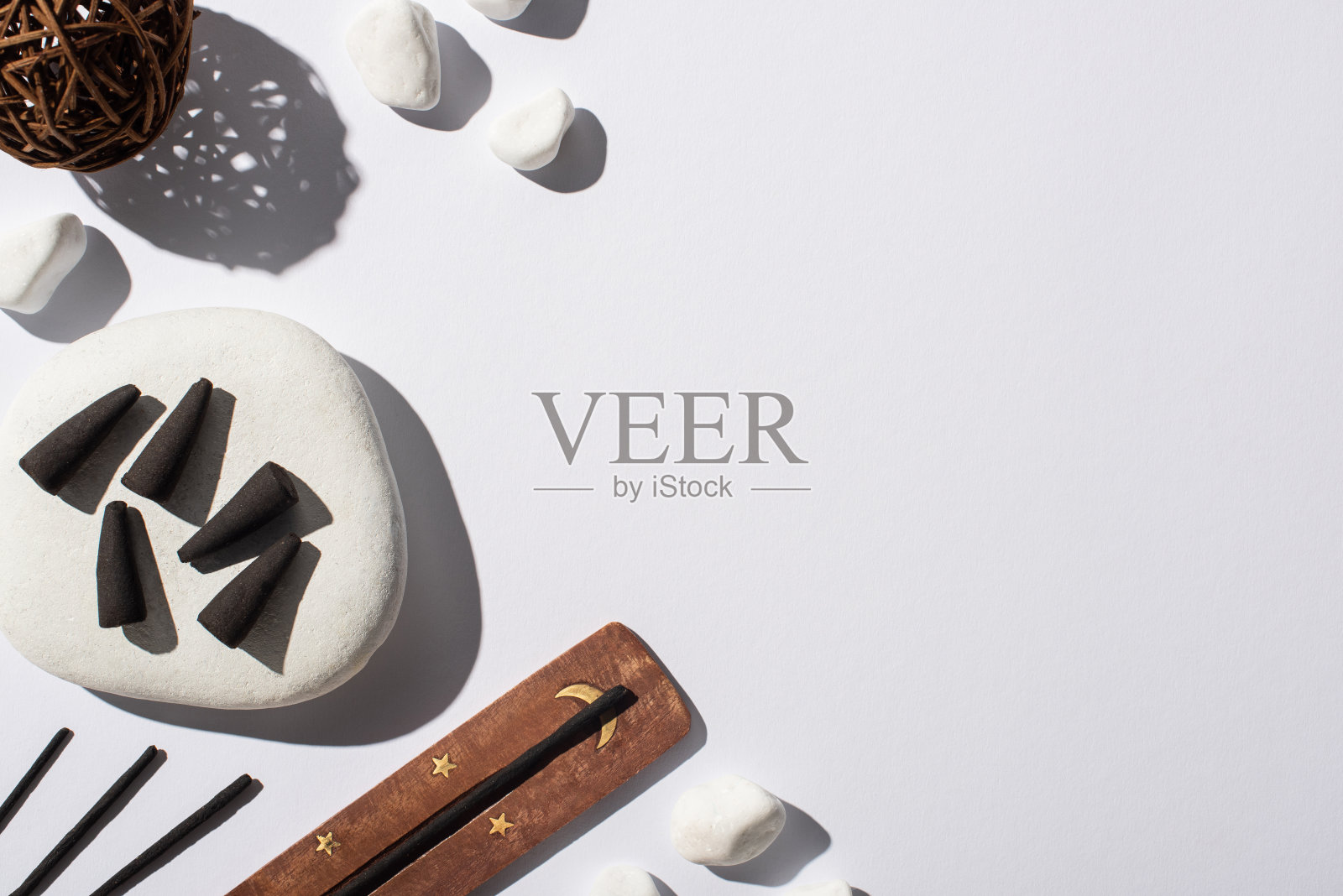 顶视图的黑色香锥，石头，香棒和装饰球在白色的背景照片摄影图片